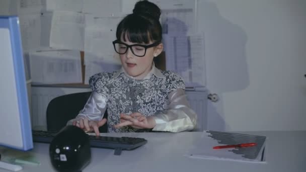 Felice team di piccoli professionisti creativi, che lavorano in un ufficio leggero — Video Stock