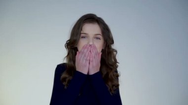 Mutlu güzel kız herkes için bir hava öpücük gönderir