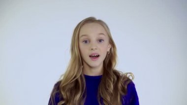 Merak ve silah kamera dışarı uzanan Genç kız