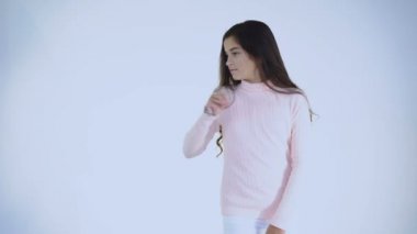 Çok kadın teen sevinçli ve kamera arka planda dans