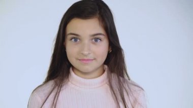 Güzel bir kız tutmak watch kameraya gösterir.