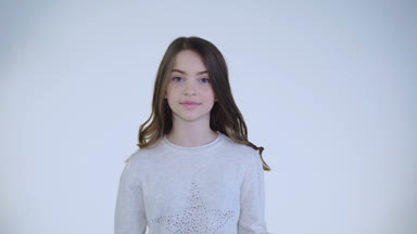 Arka plan üzerinde fotoğraf makinesinde işaret parmağı çekici oynak kız gösterir