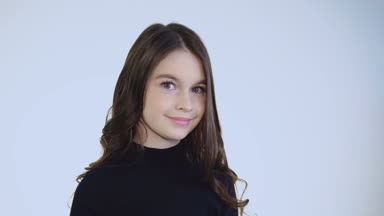 Cutiest bakmak ve gülümsemek çekici genç esmer