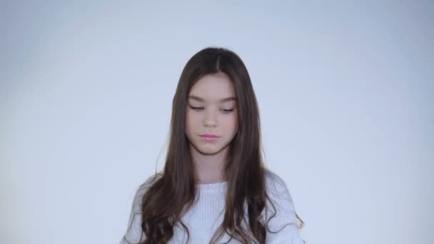 Porträt eines verzweifelten jungen schönen Mädchens stützt sich auf Hände und Denken — Stockvideo