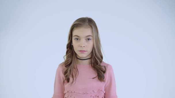 Lustiges Mädchen imitiert Aufnahmen mit den Fingern vor der Kamera — Stockvideo