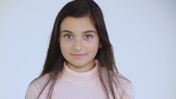 Mooi meisje toont het houden horloge camera — Stockvideo