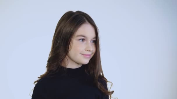 Le look le plus mignon et le sourire d'une jolie jeune brune — Video