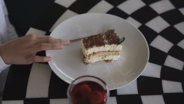 Верхний вид неузнаваемой девушки ест очень хороший десерт. 4K — стоковое видео