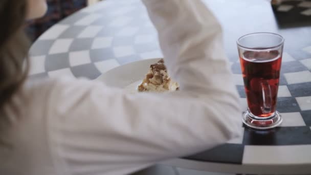 Vue d'une fille méconnaissable mange un très bon dessert. 4K — Video