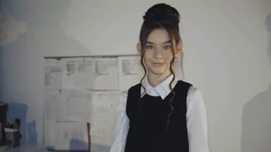 Office çapraz elinde kamerayla gülümseyen güzel kız öğrenci