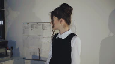 Office çapraz elinde kamerayla gülümseyen güzel kız öğrenci