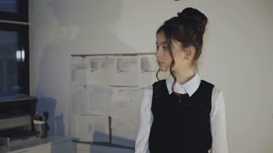 Office çapraz elinde kamerayla gülümseyen güzel kız öğrenci