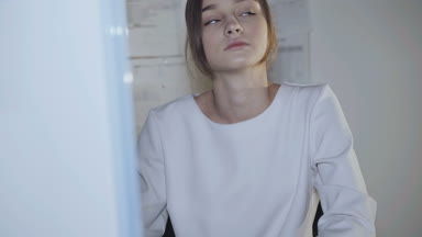 Pc 4 k ile çalışmaktan yorgun üniformalı kadın teen