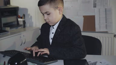 Başarılı çocuk klavyede türleri ve başparmak gösterir. 4k