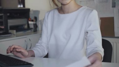 Meşgul kız diyagramları ve ofiste pc çalışır. 4k