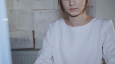 Pc 4 k ile çalışmaktan yorgun üniformalı kadın teen