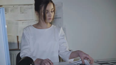 İşyeri ve kamera gülümsüyor, Genç ve güzel kız meşgul.