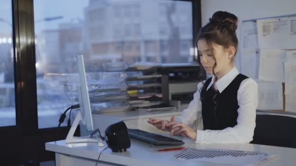 Nachdenkliche Schülerin in Uniform arbeitet begeistert mit PC — Stockvideo