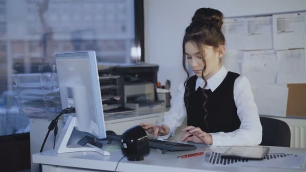 Menina escritório jovem trabalhando com pc e tablet. 4K — Vídeo de Stock