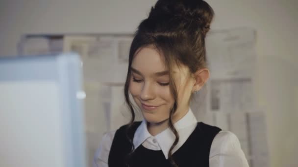 Bardzo kobiece uczeń entuzjastycznie pracę z komputerem. 4k — Wideo stockowe