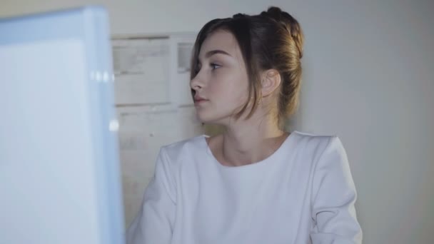 Vrouwelijke tiener in uniform vermoeid van het werken met pc 4k — Stockvideo