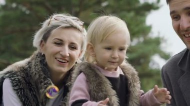 1. çocuk mutluluk, Aile dinlenme niteliğine, üfleme ve kabarcıklar yakalamak