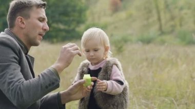 Babası doğa kabarcıklar esmeye küçük çocuk gülümseyen yardımcı olur. Yavaş yavaş
