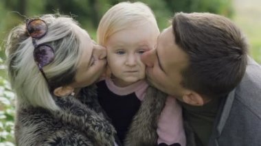Aile portresi. Çocukları doğa üzerinde öpüşme Perents. Yavaş yavaş