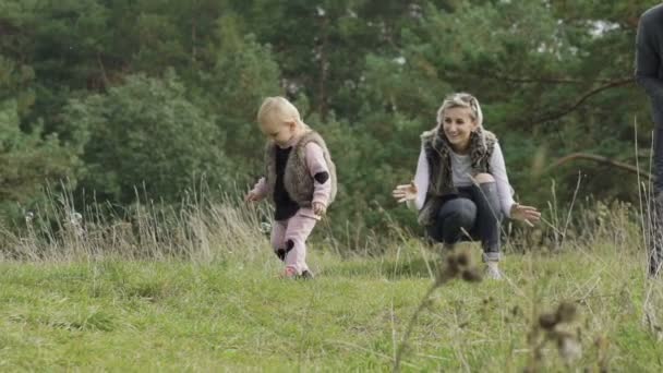 Felicidade infantil, descanso familiar sobre a natureza, soprando e pegando bolhas — Vídeo de Stock