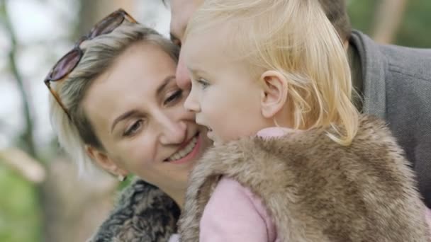 Buone persone che parlano con il loro bambino durante la passeggiata. Lentamente. — Video Stock