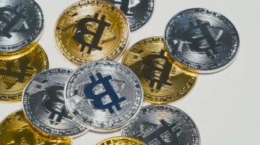 Arka plan üzerinde dönen altın ve gümüş bitcoins