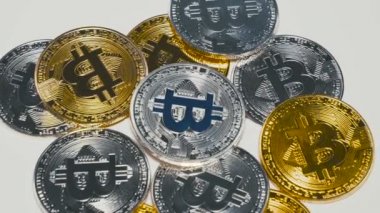 Arka plan üzerinde dönen altın ve gümüş bitcoins