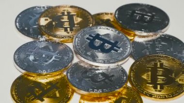 Arka plan üzerinde dönen altın ve gümüş bitcoins