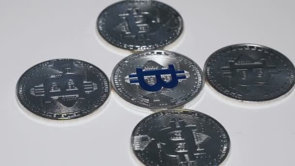 Πυροβολισμό μακρο ασημένια bitcoins εκ περιτροπής στο φόντο — Αρχείο Βίντεο