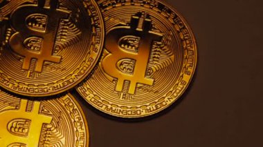 Makro çekim altın bitcoins koyu arka plan üzerinde döndürme