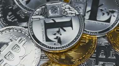 Altın, gümüş bitcoins ve 100 dolar faturalarında döner litecoins
