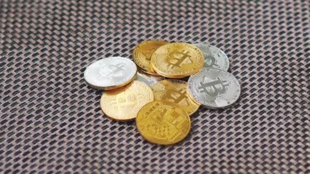 Bitcoin emas dan perak berputar di latar belakang — Stok Video