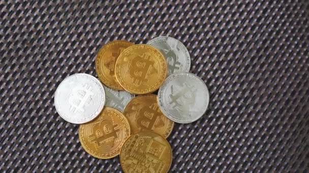 Bitcoin emas dan perak berputar di latar belakang — Stok Video