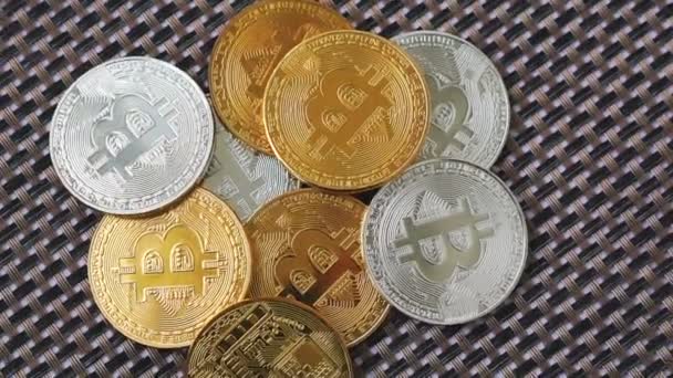 Bitcoin emas dan perak berputar di latar belakang — Stok Video