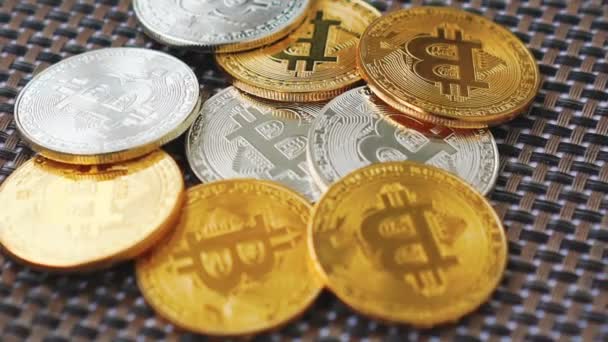 Bitcoin emas dan perak berputar di latar belakang — Stok Video