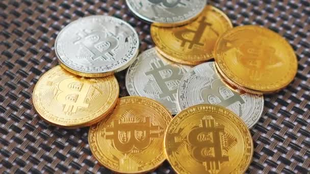 Bitcoin emas dan perak berputar di latar belakang — Stok Video