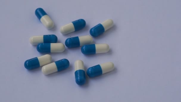 Composição dos comprimidos que giram sobre fundo branco — Vídeo de Stock