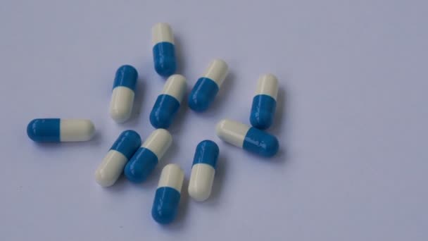 Composition des comprimés tournant sur fond blanc 