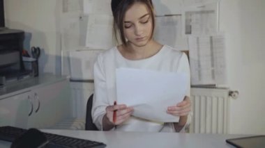 Meşgul kız diyagramları ve ofiste pc çalışır. 4k