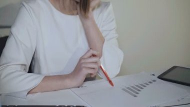 Meşgul kız diyagramları ve ofiste pc çalışır. 4k