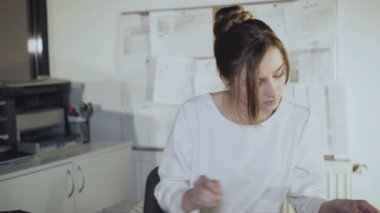 Kız işleri diyagramları ile meşgul ve ofiste tablet. 4k