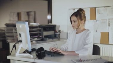 Sevimli kız kameraya pc, döner ve gülümsüyor ile çalışır. 4k