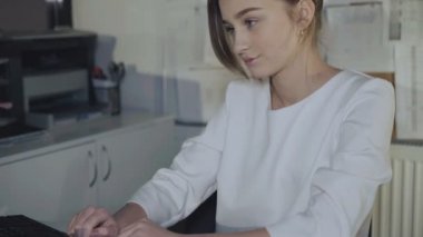 Sevimli kız kameraya pc, döner ve gülümsüyor ile çalışır. 4k