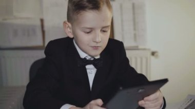 Pc ve tablet Office ile işadamı çalışır Immitation. 4k.