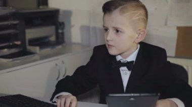 Pc ve tablet Office ile işadamı çalışır Immitation. 4k